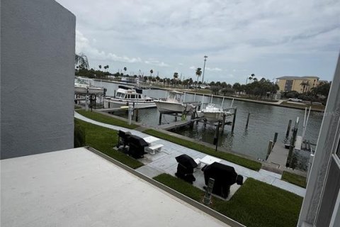 Townhouse in Madeira Beach, Florida 2 bedrooms, 96.62 sq.m. № 2208294 - photo 3