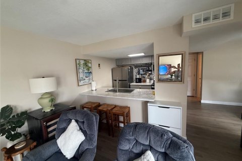 Townhouse in Madeira Beach, Florida 2 bedrooms, 96.62 sq.m. № 2208294 - photo 16