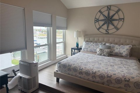 Townhouse in Madeira Beach, Florida 2 bedrooms, 96.62 sq.m. № 2208294 - photo 25