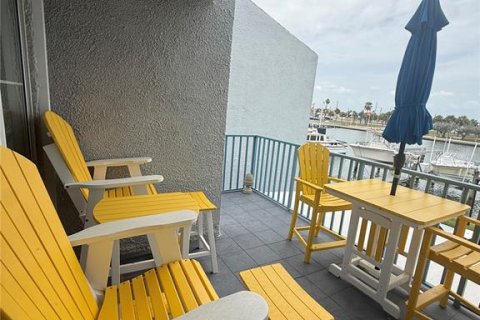 Townhouse in Madeira Beach, Florida 2 bedrooms, 96.62 sq.m. № 2208294 - photo 4