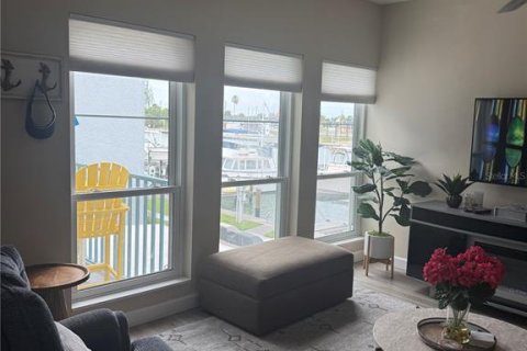 Townhouse in Madeira Beach, Florida 2 bedrooms, 96.62 sq.m. № 2208294 - photo 17