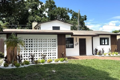 House in Hollywood, Florida 4 bedrooms, 204.29 sq.m. № 1923110 - photo 4