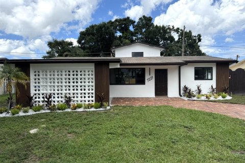 House in Hollywood, Florida 4 bedrooms, 204.29 sq.m. № 1923110 - photo 2