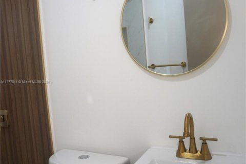 House in Hollywood, Florida 4 bedrooms, 204.29 sq.m. № 1923110 - photo 21