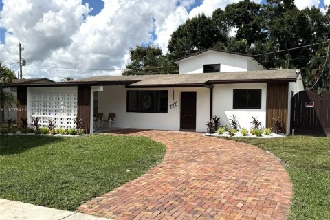 House in Hollywood, Florida 4 bedrooms, 204.29 sq.m. № 1923110 - photo 1