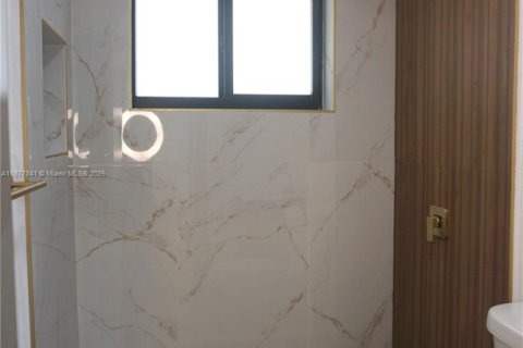 House in Hollywood, Florida 4 bedrooms, 204.29 sq.m. № 1923110 - photo 22