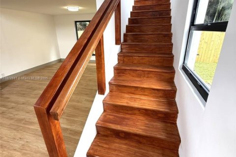 House in Hollywood, Florida 4 bedrooms, 204.29 sq.m. № 1923110 - photo 9