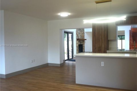 House in Hollywood, Florida 4 bedrooms, 204.29 sq.m. № 1923110 - photo 17