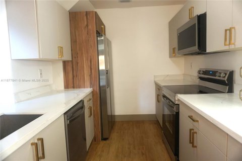 House in Hollywood, Florida 4 bedrooms, 204.29 sq.m. № 1923110 - photo 14