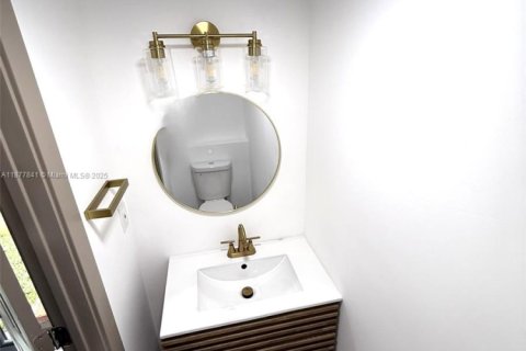 House in Hollywood, Florida 4 bedrooms, 204.29 sq.m. № 1923110 - photo 23