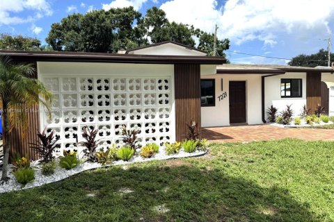 House in Hollywood, Florida 4 bedrooms, 204.29 sq.m. № 1923110 - photo 3