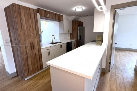 House in Hollywood, Florida 4 bedrooms, 204.29 sq.m. № 1923110 - photo 11