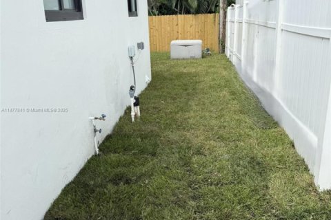 House in Hollywood, Florida 4 bedrooms, 204.29 sq.m. № 1923110 - photo 28