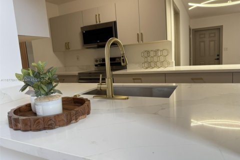 House in Hollywood, Florida 4 bedrooms, 204.29 sq.m. № 1923110 - photo 10