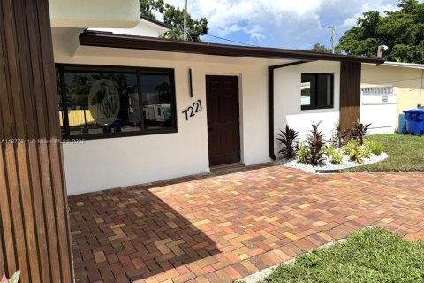 House in Hollywood, Florida 4 bedrooms, 204.29 sq.m. № 1923110 - photo 5