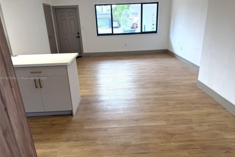 House in Hollywood, Florida 4 bedrooms, 204.29 sq.m. № 1923110 - photo 15