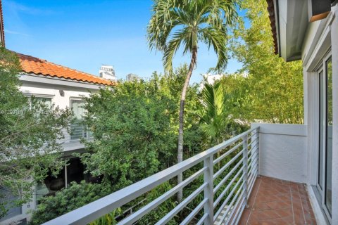 Condo in Miami Beach, Florida, 3 bedrooms  № 2428186 - photo 17