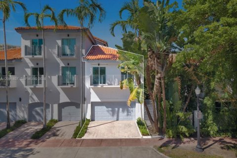 Condo in Miami Beach, Florida, 3 bedrooms  № 2428186 - photo 2