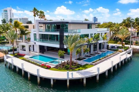 House in Fort Lauderdale, Florida 7 bedrooms, 966.18 sq.m. № 2069087