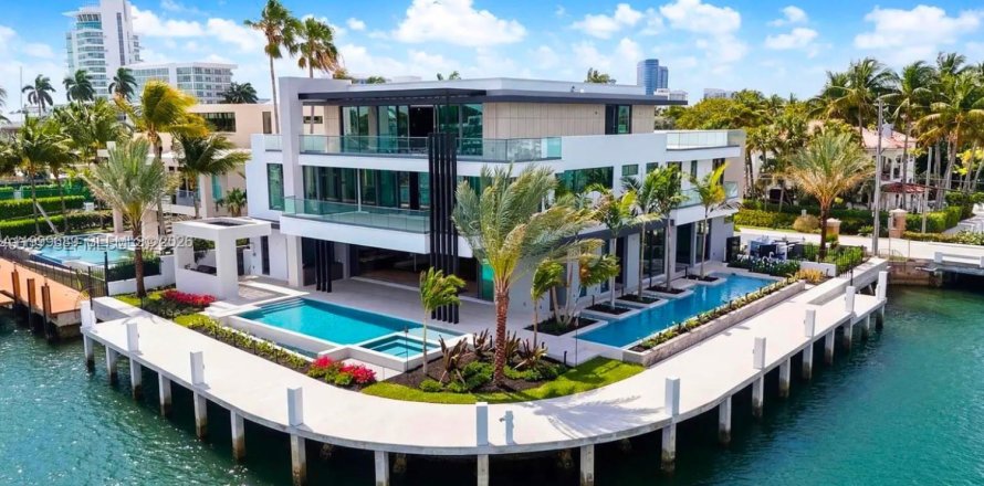 House in Fort Lauderdale, Florida 7 bedrooms, 966.18 sq.m. № 2069087