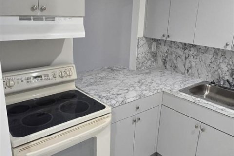 Apartamento en alquiler en Cutler Bay, Florida, 2 dormitorios, 69.68 m2 № 1995077 - foto 1