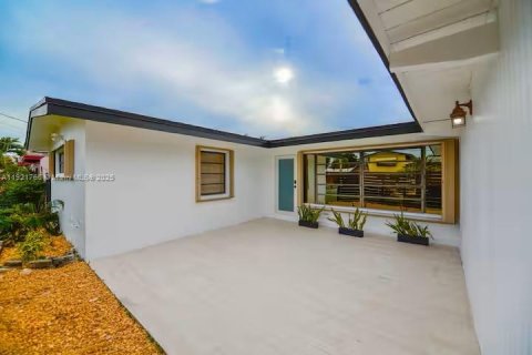 House in Fort Lauderdale, Florida 3 bedrooms, 159.42 sq.m. № 1975375 - photo 3