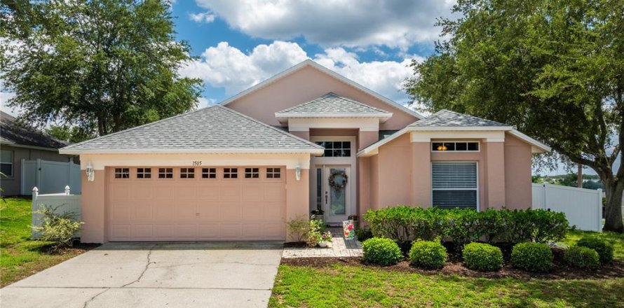 House in Clermont, Florida 3 bedrooms, 169.27 sq.m. № 1725482