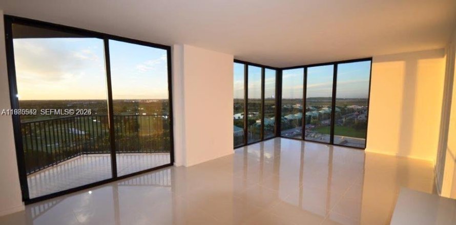 Кондоминиум с 3 спальнями в Дорал, Флорида № 2045151