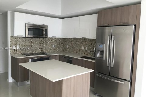 Снять в аренду кондоминиум в Дорал, Флорида 3 спальни, 123.37м2, № 2045151 - фото 2