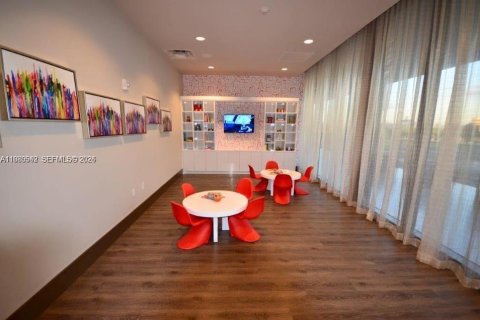 Снять в аренду кондоминиум в Дорал, Флорида 3 спальни, 123.37м2, № 2045151 - фото 9