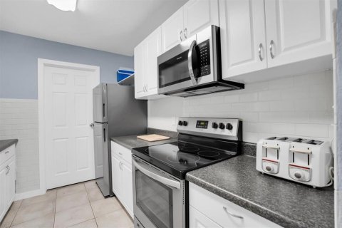 Condo in Saint Petersburg, Florida, 2 bedrooms № 2198380 - photo 21