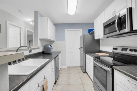 Condo in Saint Petersburg, Florida, 2 bedrooms № 2198380 - photo 23