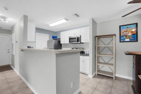 Condo in Saint Petersburg, Florida, 2 bedrooms № 2198380 - photo 24