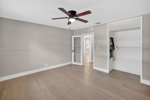 Commercial property in Fort Lauderdale, Florida 169.18 sq.m. № 1990216 - photo 26