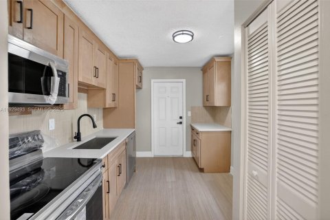 Commercial property in Fort Lauderdale, Florida 169.18 sq.m. № 1990216 - photo 6