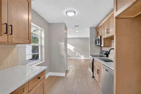 Commercial property in Fort Lauderdale, Florida 169.18 sq.m. № 1990216 - photo 8