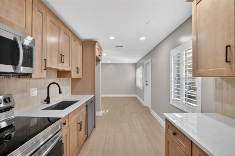 Commercial property in Fort Lauderdale, Florida 169.18 sq.m. № 1990216 - photo 19