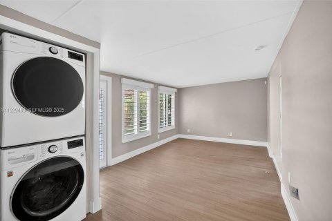 Commercial property in Fort Lauderdale, Florida 169.18 sq.m. № 1990216 - photo 29