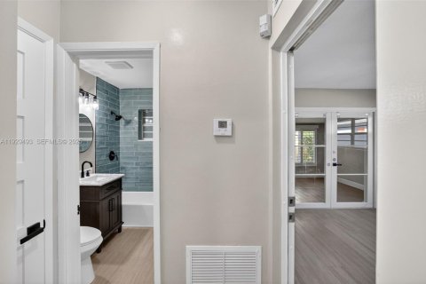 Commercial property in Fort Lauderdale, Florida 169.18 sq.m. № 1990216 - photo 23