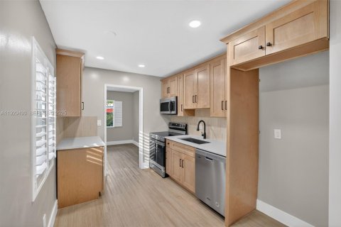 Commercial property in Fort Lauderdale, Florida 169.18 sq.m. № 1990216 - photo 18