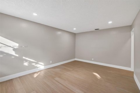 Commercial property in Fort Lauderdale, Florida 169.18 sq.m. № 1990216 - photo 5