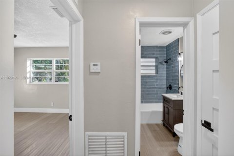 Commercial property in Fort Lauderdale, Florida 169.18 sq.m. № 1990216 - photo 9