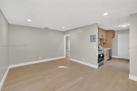 Commercial property in Fort Lauderdale, Florida 169.18 sq.m. № 1990216 - photo 4