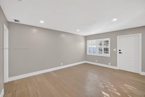 Commercial property in Fort Lauderdale, Florida 169.18 sq.m. № 1990216 - photo 16