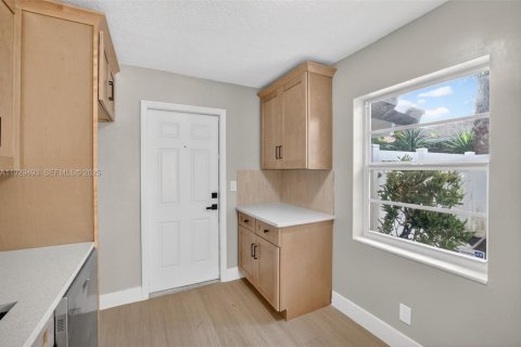 Commercial property in Fort Lauderdale, Florida 169.18 sq.m. № 1990216 - photo 7