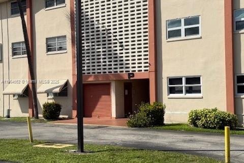 Condominio en Hollywood, Florida, 2 dormitorios  № 1955103