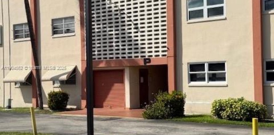 Condominio en Hollywood, Florida, 2 dormitorios  № 1955103