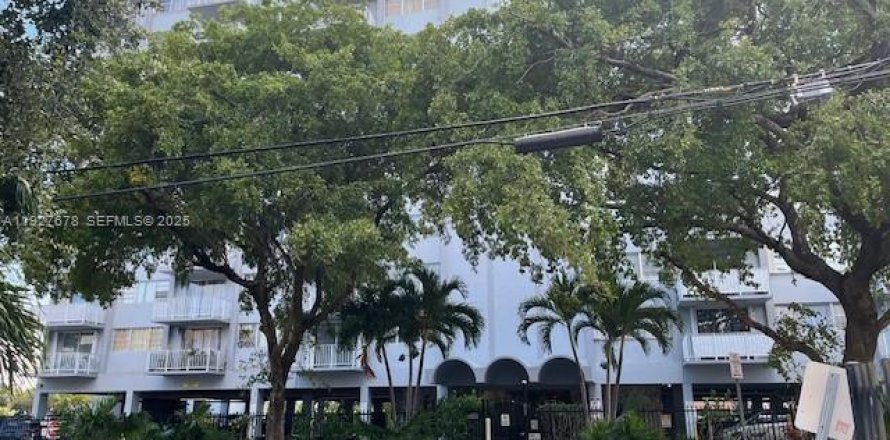 Студия в кондо в Норт-Майами, Флорида № 1990644