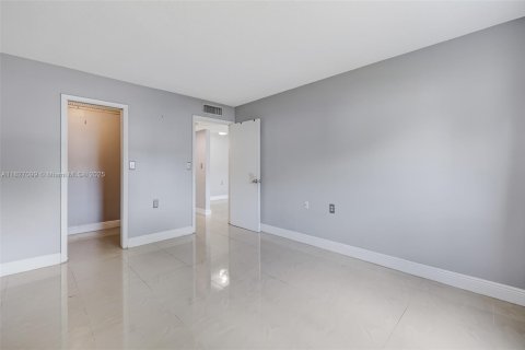 Снять в аренду кондоминиум в Майами-Лейкс, Флорида 1 спальня, 60.2м2, № 1957913 - фото 18