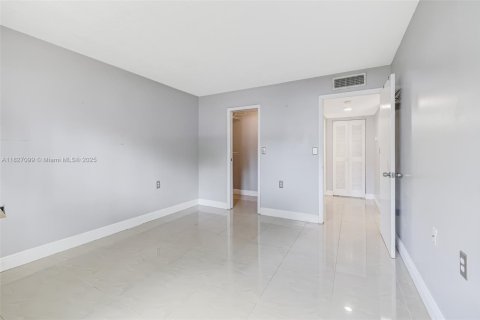 Снять в аренду кондоминиум в Майами-Лейкс, Флорида 1 спальня, 60.2м2, № 1957913 - фото 16